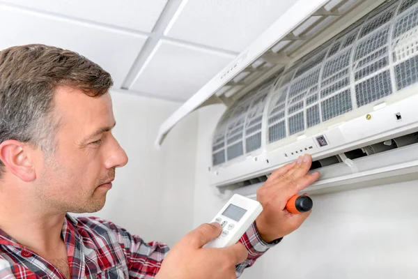 Man checking air conditioning unit — Stock Photo, Image