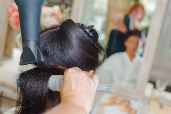 Enrolar o cabelo e mulher — Fotografia de Stock