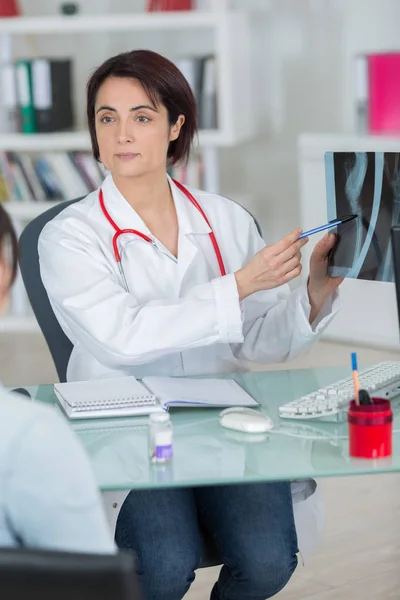 Radiologa dando il suo pronostico al suo paziente — Foto Stock