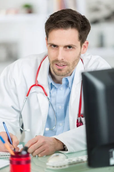 Retrato del médico en el trabajo en el consultorio — Foto de Stock