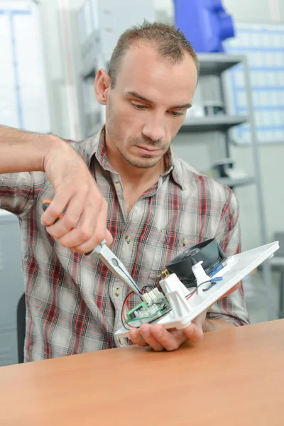 Électricien utilisant une pince et un analyseur — Photo