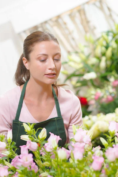 Fleuriste debout dans sa boutique — Photo