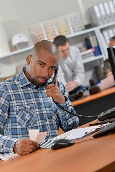 Beställer en telefon — Stockfoto