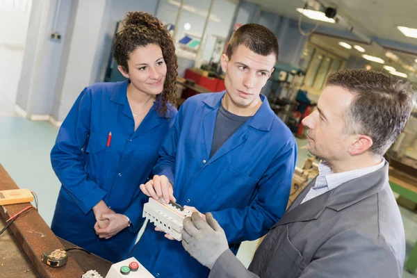 Manager en werknemer goed te keuren werk bij Pvc windows fabriek — Stockfoto