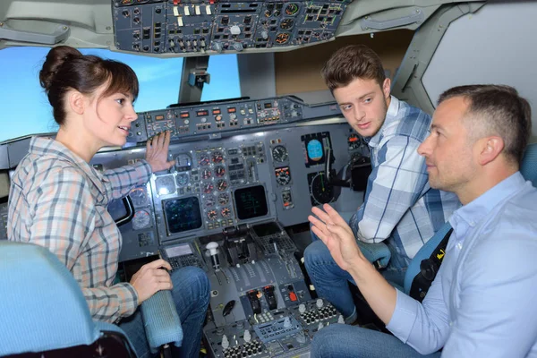 Studenti klást otázky v kokpitu letadla — Stock fotografie