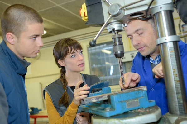 Apprendisti che lavorano sulla macchina - lavorazione dei metalli — Foto Stock