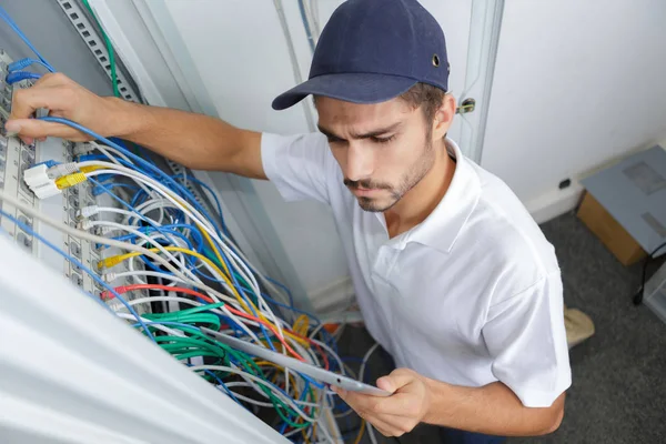 Elektricien bekabeling elektrische paneel — Stockfoto