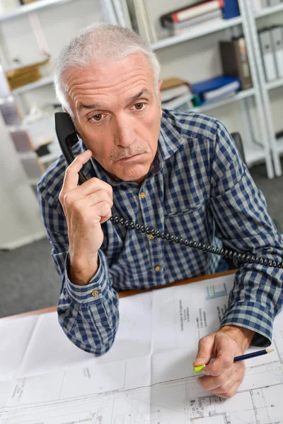 Homem ao telefone, expressão confusa — Fotografia de Stock