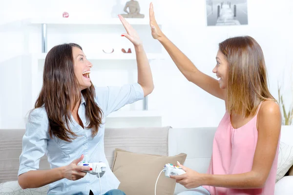 İki kadın eğlenceli video oyunları oynarken — Stok fotoğraf