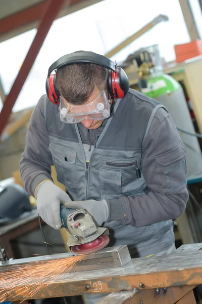 Metal taşlama işçi ve işçi — Stok fotoğraf