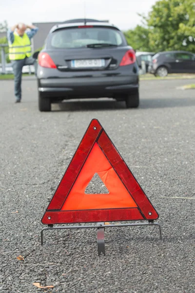 Triângulo de aviso atrás do carro parado — Fotografia de Stock