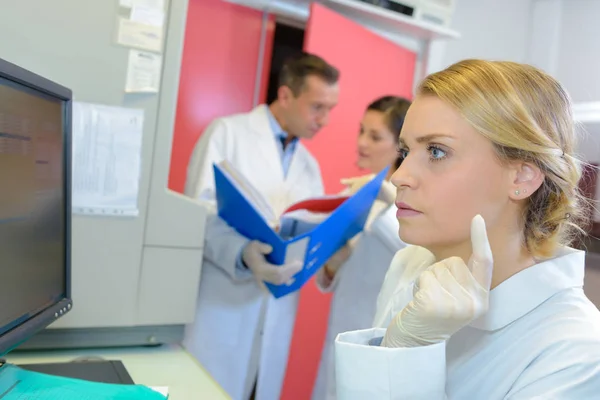 Woman looking with confusion at computer screen — Stock Photo, Image