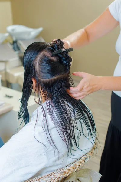 Kobieta o jej włosy zrobione przez salon fryzjerski — Zdjęcie stockowe