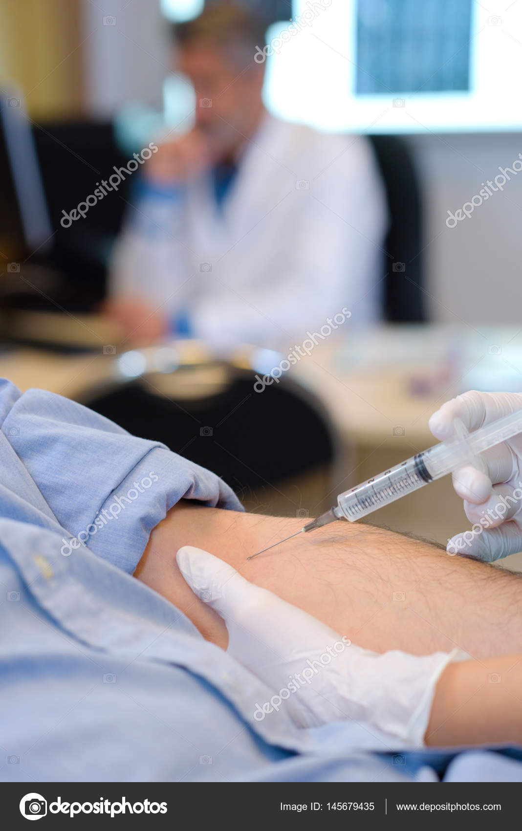 Agulha a ser injectada no braço — Foto © photography33 #145679435, image size:1068x1700