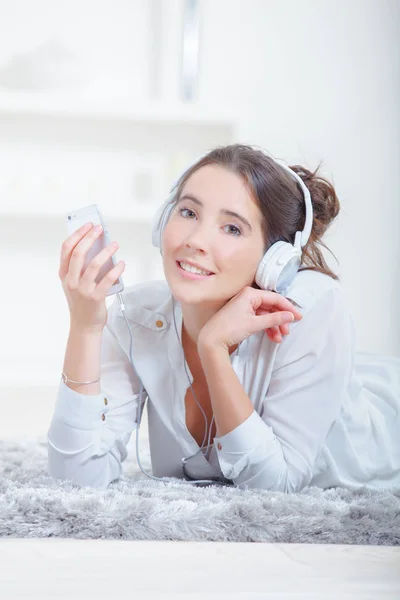 Chica con auriculares y smartphone — Foto de Stock