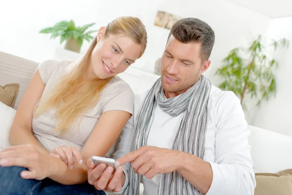 Casal lendo uma mensagem de texto juntos — Fotografia de Stock