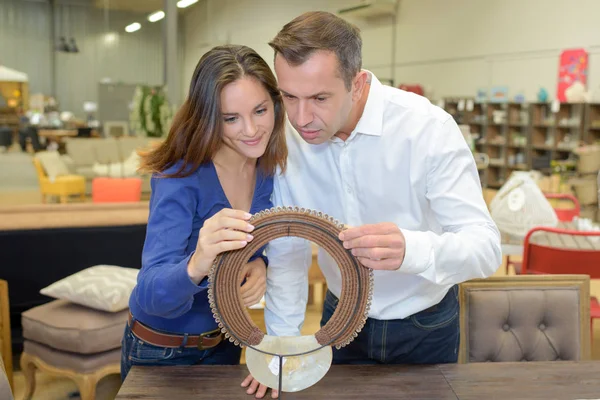 En una sala de exposición de muebles — Foto de Stock