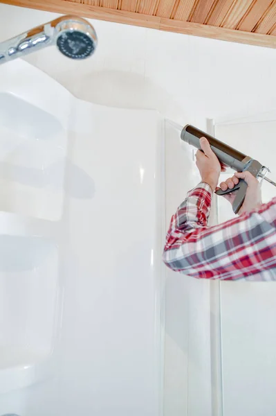 Manual worker gluing bathroom — Stock Photo, Image