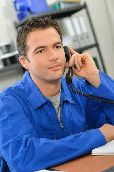 Trabajador en la oficina — Foto de Stock