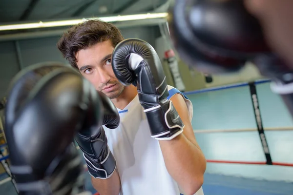 Joven boxeador enfocó su defensa — Foto de Stock