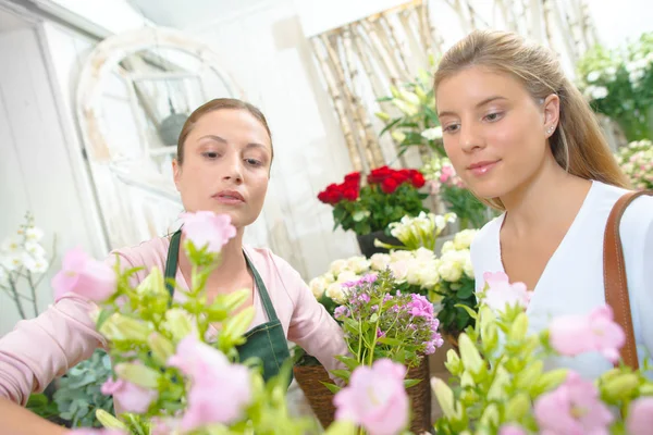 Florista servindo cliente e adulto — Fotografia de Stock