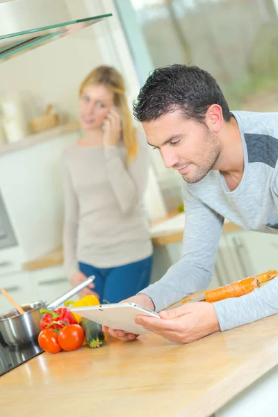 Pareja en cocina y apartamento — Foto de Stock