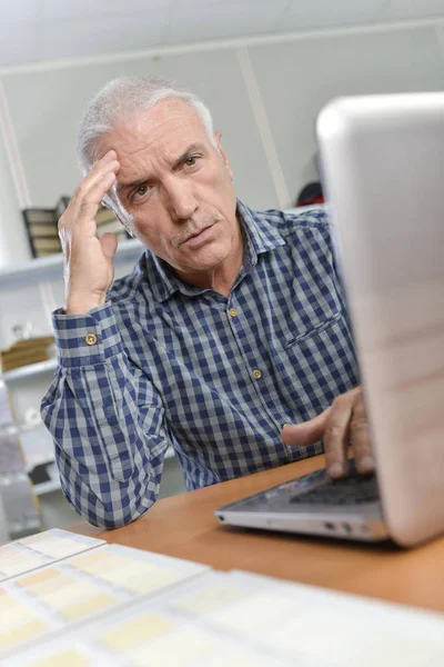 Senior kontorsarbetare har några datorproblem — Stockfoto