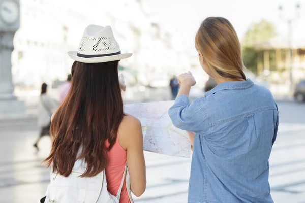 Giovani viaggiatori bella donna esplorare la città — Foto Stock