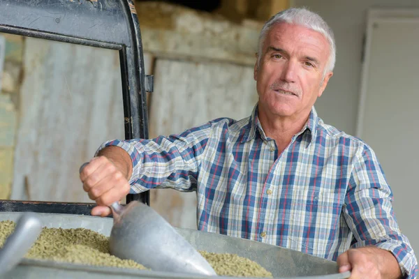 Agricultor escavar a partir de recipiente de metal — Fotografia de Stock