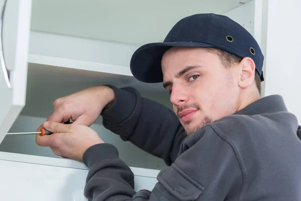 Homem instalando uma cozinha — Fotografia de Stock