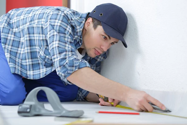 The master repairs the room — Stock Photo, Image