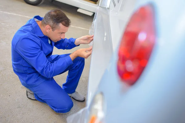 Technicus bezig met een vechicle — Stockfoto