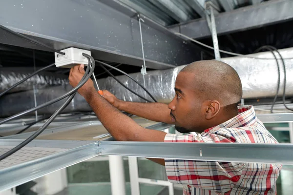 Elettricista ha lavorato in un pannello di soffitto — Foto Stock