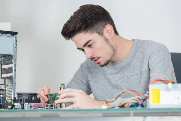 Disassembling a motherboard and work — Stock Photo, Image