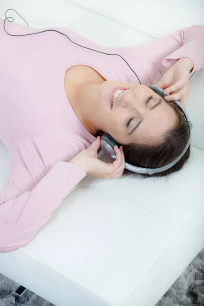 Lady listening to headphones, eyes closed — Stock Photo, Image