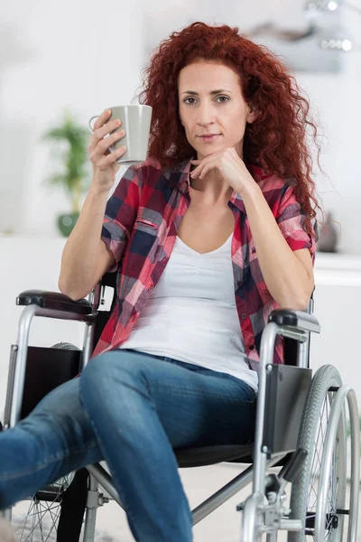 Счастливая женщина-инвалид выпивает чашку кофе — стоковое фото