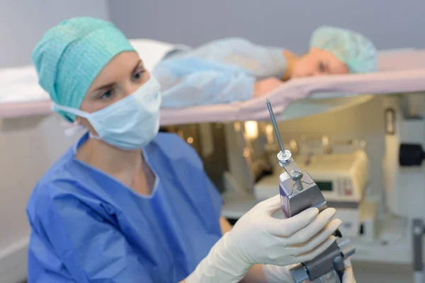 Підготовка медсестри до медичної процедури — стокове фото