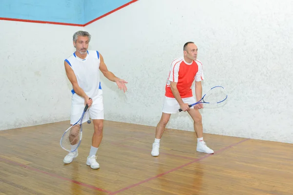 Homens jogando squash e squash — Fotografia de Stock