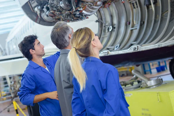 Estudantes a olhar para os internos das aeronaves — Fotografia de Stock