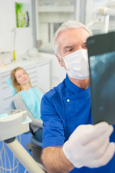 Dentista senior con una radiografía de pacientes — Foto de Stock