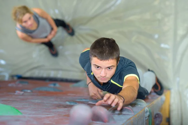 Preparing for a wall climbing competition — Stock Photo, Image