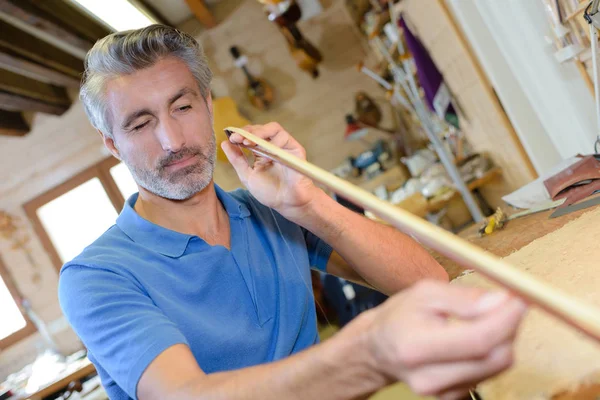 Man making bow for string instrument — Stock Photo, Image