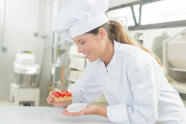 Fiatal pastrycook a munkahelyen — Stock Fotó