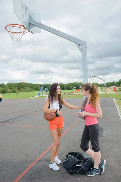 Dvě ženy na venkovní basketbalové hřiště — Stock fotografie