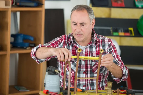 Artisan zagen buis en vakman — Stockfoto