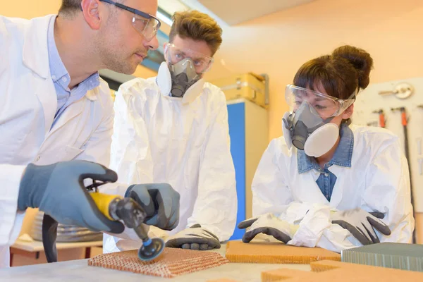 Uomo insegnare agli studenti in maschera come utilizzare grinder — Foto Stock