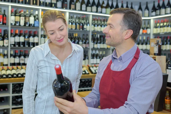 En la tienda de vinos — Foto de Stock