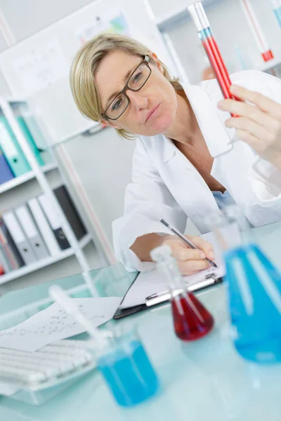 Química femenina con matraz en laboratorio —  Fotos de Stock