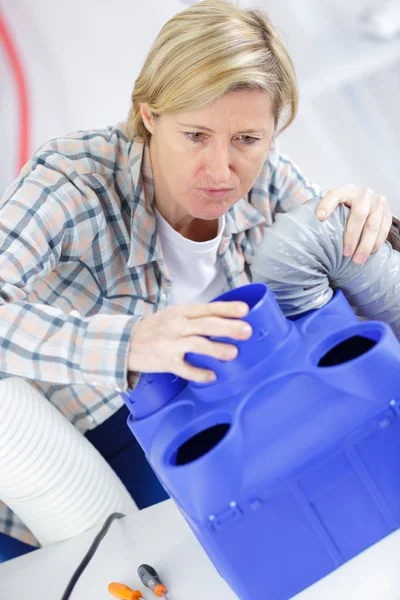 Lüftung Reparatur und Menschen — Stockfoto