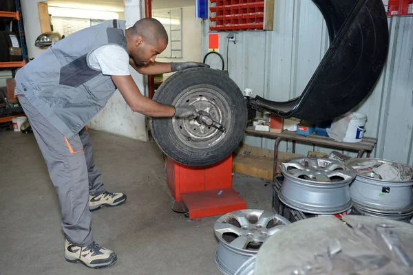 Ispezione delle ruote e degli pneumatici — Foto Stock